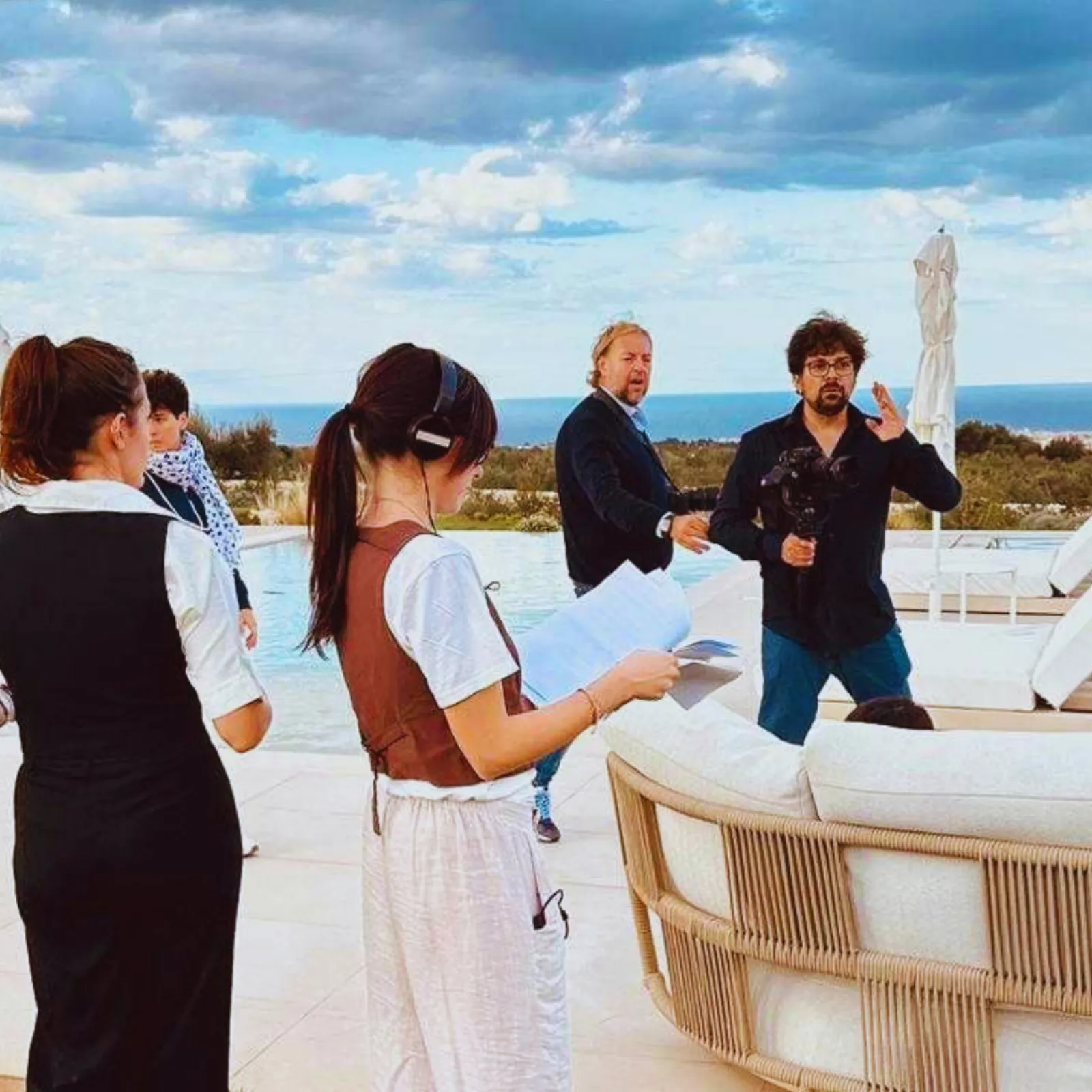 Maria Teresa al lavoro con il team in Puglia