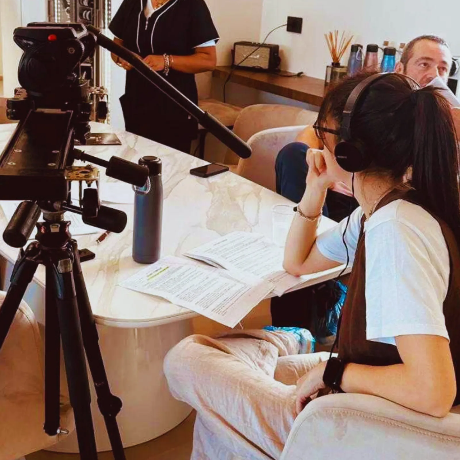 Maria Teresa al lavoro su uno shooting video